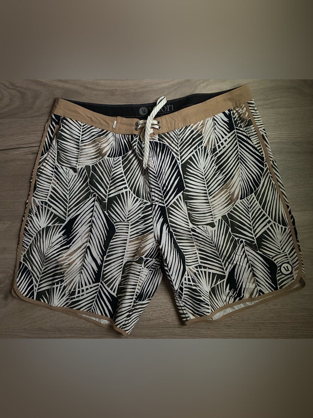 Vuori Men's Cruise Board Shorts Wheat Fronds Palm Print Tan White Size 36
